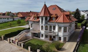 ein großes weißes Haus mit rotem Dach in der Unterkunft Villa Nova in Hévíz