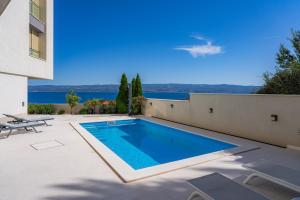 einen Pool im Hinterhof eines Hauses in der Unterkunft Apartment TESI in Dugi Rat