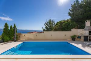 einen Pool im Hinterhof eines Hauses in der Unterkunft Apartment TESI in Dugi Rat