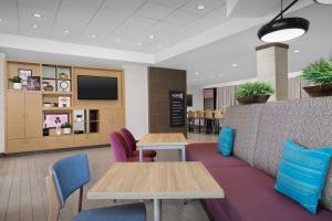 A kitchen or kitchenette at Home2 Suites by Hilton Clarksville/Ft. Campbell