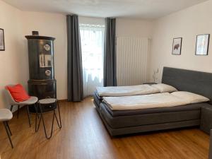 1 dormitorio con 1 cama, 1 mesa y 1 silla en B&B Berninapass, en Poschiavo