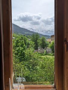 een raam met uitzicht op een berg bij Apartment in Mestia in Mestia