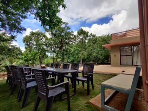 Garden sa labas ng The Marigold Villa