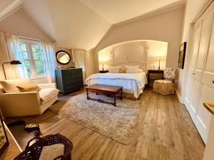 ein großes Schlafzimmer mit einem Bett und einem Sofa in der Unterkunft Hotel L'Auberge in Punta del Este