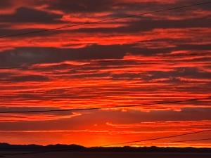 un tramonto arancione con nuvole nel cielo di Legges Motel & Restaurant a Heartʼs Content