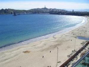 - une vue aérienne sur une plage avec des personnes dans l'établissement Hermoso Departamento Playa La Herradura, à Coquimbo