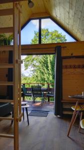 Habitación en el ático con ventana grande, mesas y sillas en Ubytko ráj pod kaštanem, en Jablonec nad Nisou