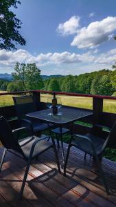 una mesa y sillas en una terraza con vistas en Ubytko ráj pod kaštanem, en Jablonec nad Nisou