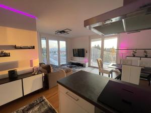 Una cocina o kitchenette en Luxusapartment mit großer Terrasse, E-Parkplatz und Parkplatz