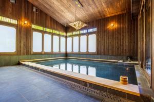 een groot zwembad in een houten gebouw bij Matsuzakaya Honten in Hakone