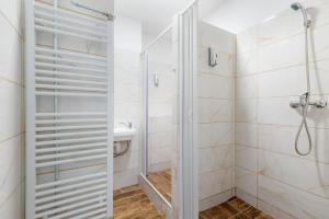 オストラヴァにあるHostel na Šalamouněのバスルーム(シャワー、シンク付)