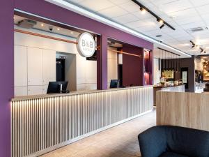 um bar num restaurante com paredes roxas em B&B Hotel Hamburg-Airport em Hamburgo