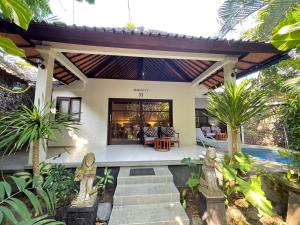 Villa con piscina y complejo en Bali Santi Bungalows, en Candidasa