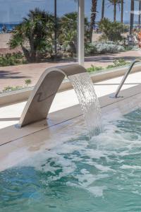 einen Brunnen in einem Pool in der Unterkunft Hotel Montecarlo Spa & Wellness in Roses