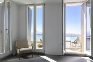 Cette chambre dispose de portes coulissantes en verre offrant une vue sur l'océan. dans l'établissement Big Blue Villas, à Santa Maria