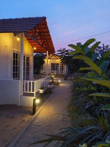 een veranda van een huis met verlichting bij Malgudi Farms in Bangalore