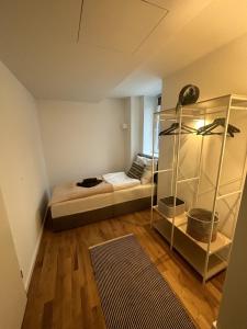 um pequeno quarto com uma cama e uma prateleira em City Apartment am Fluss em Frankfurt am Main