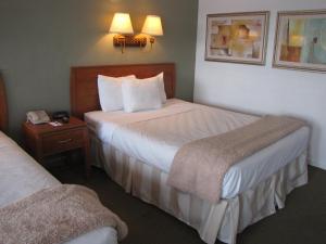 A bed or beds in a room at Blue Marlin Motel