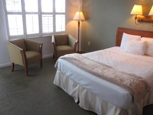 A bed or beds in a room at Blue Marlin Motel