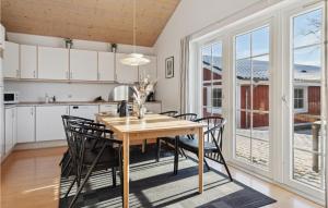 Una cocina o kitchenette en Pet Friendly Home In Gråsten With Wifi