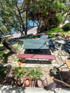 un tavolo da picnic e alcune piante e alberi di Maeiz Skopelos a Skopelos Town