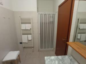 bagno con radiatore e specchio di Albergo Brioschi a Caponago