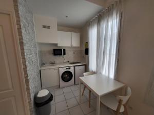 Η κουζίνα ή μικρή κουζίνα στο Appartement spacieux 28m2 avec chambre séparée