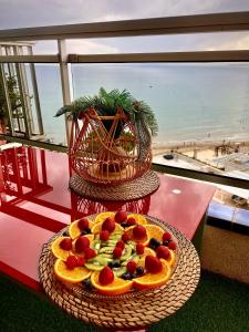 une assiette de fruits sur une table devant une fenêtre dans l'établissement Blue Salou, à Salou