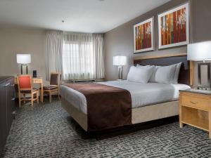 Pokój hotelowy z dużym łóżkiem i biurkiem w obiekcie Arizona Charlie's Decatur w Las Vegas