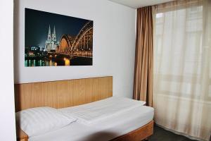 เตียงในห้องที่ Opera Hotel Köln