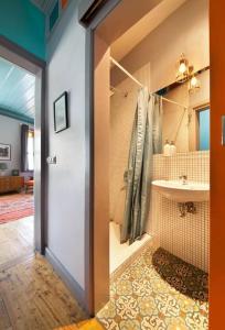 Un baño de Enjoy Golden Horn views from Tangerine house