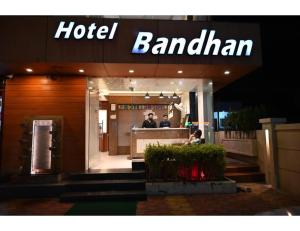 un cartello bandhan hotel sulla parte anteriore di un edificio di Hotel Bandhan, Shirdi a Shirdi