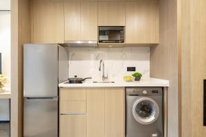 La cuisine est équipée d'un réfrigérateur et d'un lave-linge. dans l'établissement CM Serviced Apartment Shenzhen Dongmen, à Shenzhen