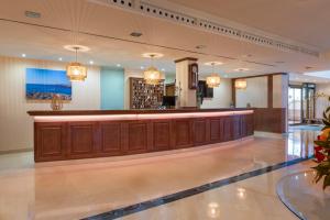 um bar no átrio do hotel com luzes em Valentin Star Menorca - Adults Only em Cala'n Bosch