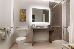 Kamar mandi di Comfort Inn & Suites New Orleans Airport North