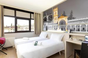 B&B Hotel Udine tesisinde bir odada yatak veya yataklar