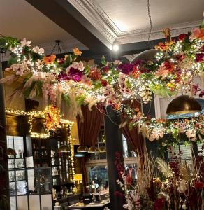 een bloemenkrans in een bar bij Hotel Industrie in Leuven