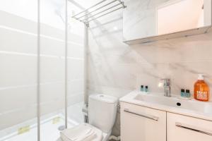 A bathroom at Spacious and bright 2-bedroom large apartment very close to Paris - near metro