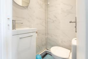 A bathroom at Spacious and bright 2-bedroom large apartment very close to Paris - near metro