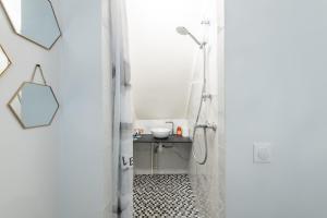 A bathroom at Spacious and bright 2-bedroom large apartment very close to Paris - near metro