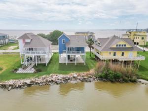 een luchtfoto van een rij huizen naast het water bij Water Front 3 25 Bath Kingbed Kemah Seabrook in Seabrook