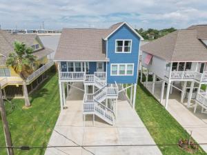 een luchtzicht op een huis met een blauw huis bij Water Front 3 25 Bath Kingbed Kemah Seabrook in Seabrook