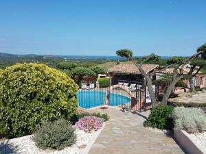 uma casa com piscina e alguns arbustos em Domaine San Sebastiano em Porto-Vecchio