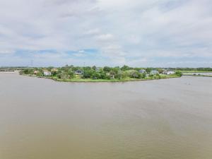 een eiland in het midden van een waterlichaam bij Water Front 3 25 Bath Kingbed Kemah Seabrook in Seabrook