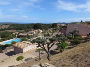 uma vista aérea de uma casa com piscina em Domaine San Sebastiano em Porto-Vecchio