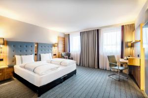 Giường trong phòng chung tại Premier Inn Lindau