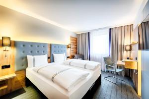 Giường trong phòng chung tại Premier Inn Lindau