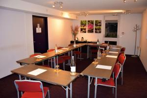 een rij tafels en stoelen in een kamer bij BRIT HOTEL Caen Hérouville in Hérouville-Saint-Clair