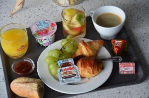 een dienblad met een bord eten en drinken bij BRIT HOTEL Caen Hérouville in Hérouville-Saint-Clair