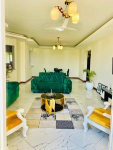 Nyali Seaview 3 bedroom पर बैठने की जगह